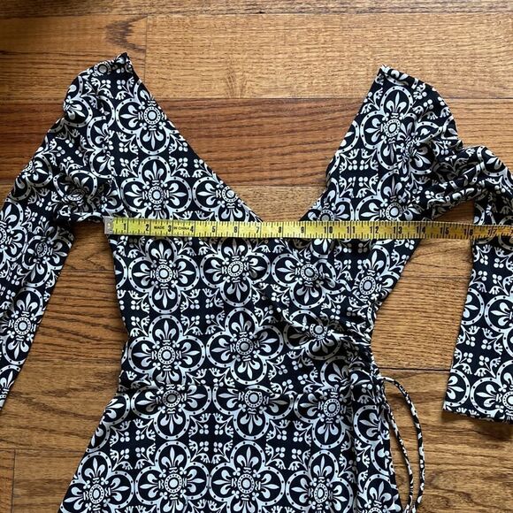 London Time Black/White Wrap Style Dress Size 6 - Picture 10 of 13